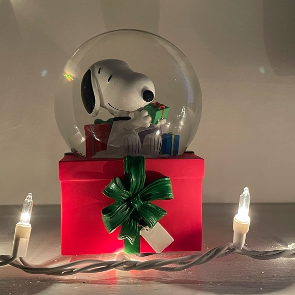 Peanuts Snoopy Snowglobe - Picture 2 of 2